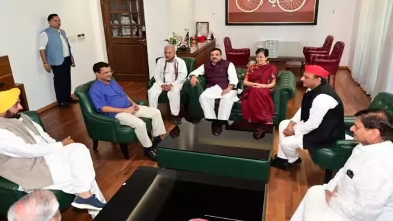 अखिलेश यादव से मिले केजरीवाल, बोले सपा प्रमुख-  मेरी पार्टी आपके साथ...