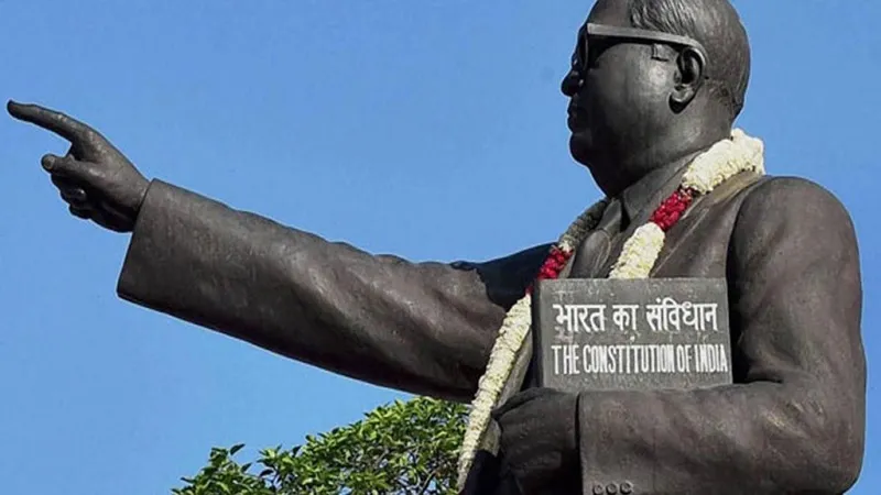 भदोही में अम्बेडकर प्रतिमा हटाने पहुंची टीम पर पथराव, सात हिरासत में