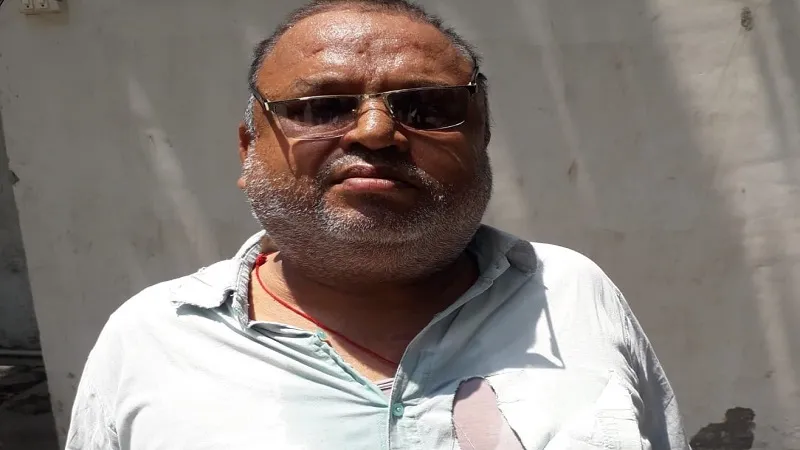  संभल: बकायेदार पिता-पुत्र ने संग्रह अमीन को पीटा, कपड़े फाड़े