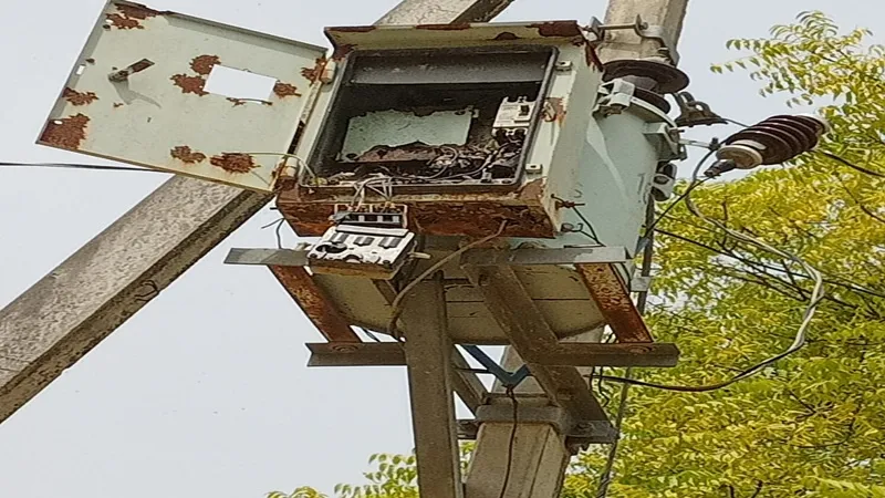अमेठी: लकड़ी और रस्सी के सहारे खंभे से हो रही बिजली आपूर्ति