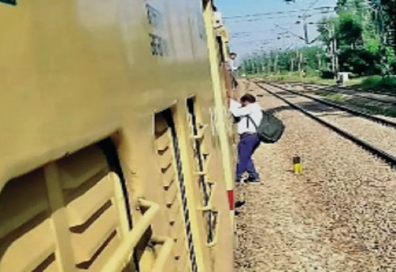 मुरादाबाद : रेलवे कर्मचारी के लिए रास्ते में रोकी गई ट्रेन, इंटर सिटी का मामला