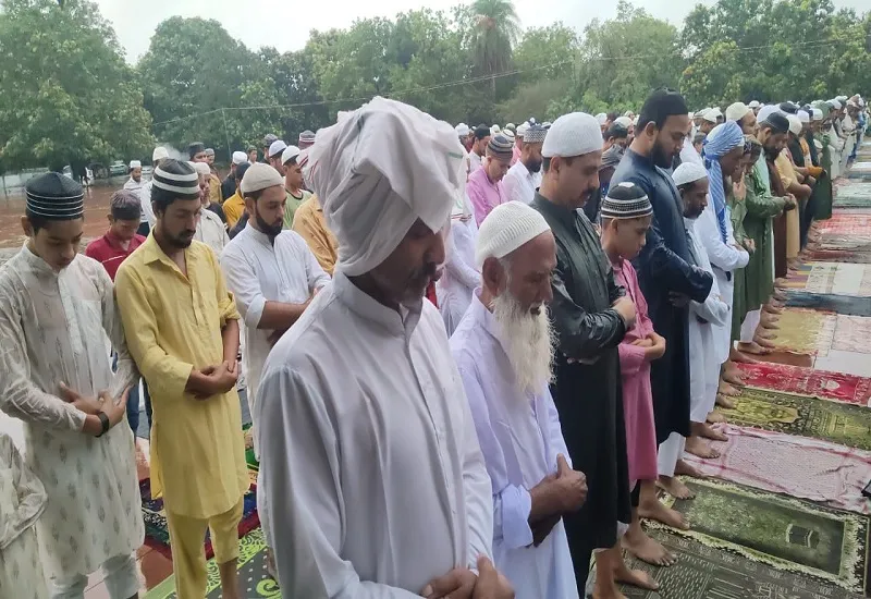 अमरोहा : ईद-उल-अजहा की नमाज अदा कर मांगी अमन-शांति की दुआ, डीएम-एसपी ने सुरक्षा का लिया जायजा