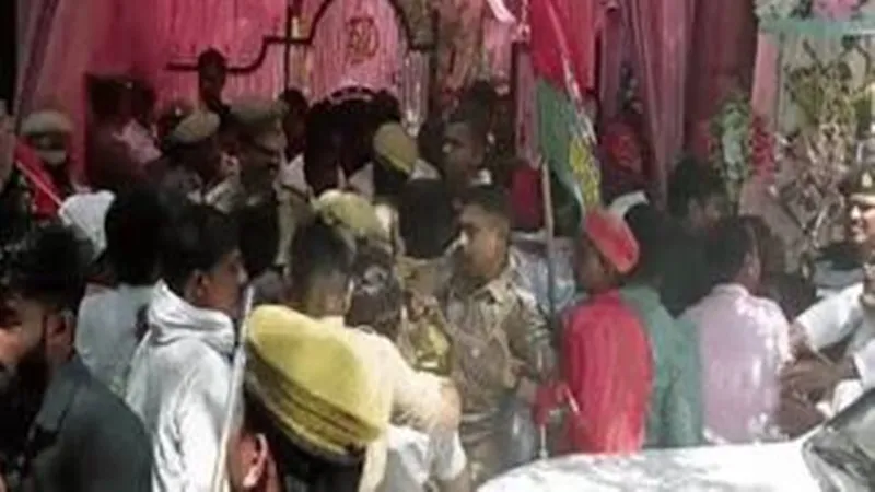 अखिलेश यादव की झलक पाने को आजमगढ़ में भिड़े सपा कार्यकर्ता, पुलिस से भी की धक्का-मुक्की, देखें VIDEO