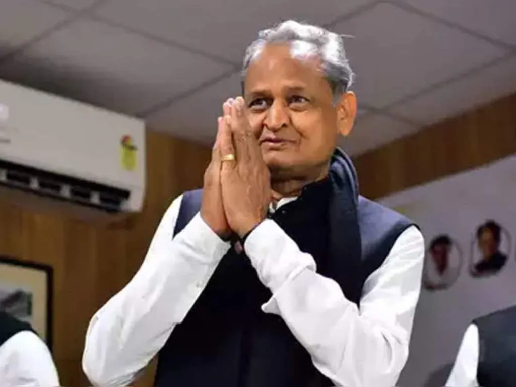 अंग्रेजी माध्यम विद्यालयों से भविष्य में आएंगे सुखद परिणाम-गहलोत 