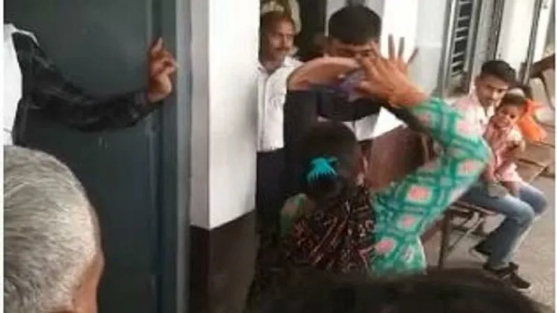 एटा: अदालत की चौखट पर पत्नी ने दनादन की पति पर चप्पलों की बौछार, देखें Video 