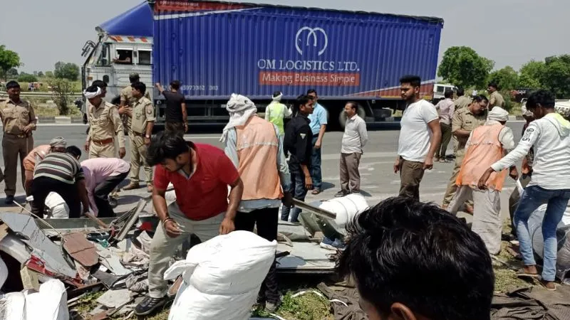 Auraiya Accident : हाईवे पर पलटी स्लीपर बस, 20 यात्री घायल, राजस्थान से जा रही थी कानपुर, 70 लोग सवार थे