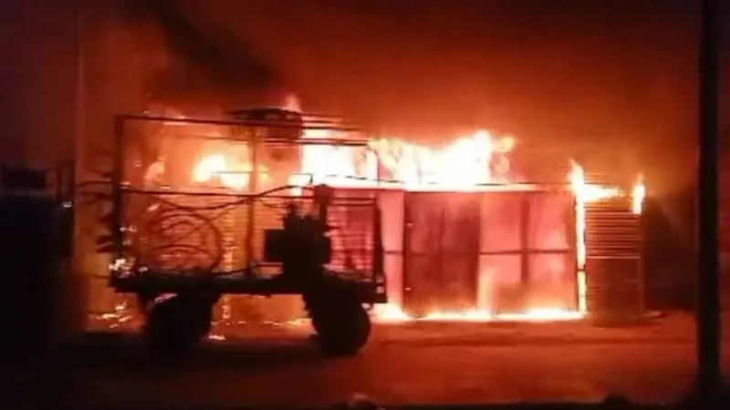 Auraiya Fire : बिधूना में हरियाणा हैंडलूम की दुकान जलकर हुई राख, ट्रांसफार्मर में हुए फाल्ट से लगी आग