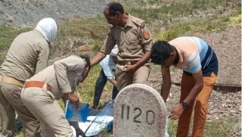 Auraiya News: ट्रेन से गिरकर युवक की मौत, मृतक की जेब से मिला आधार कार्ड व मोबाइल, जांच में जुटी पुलिस