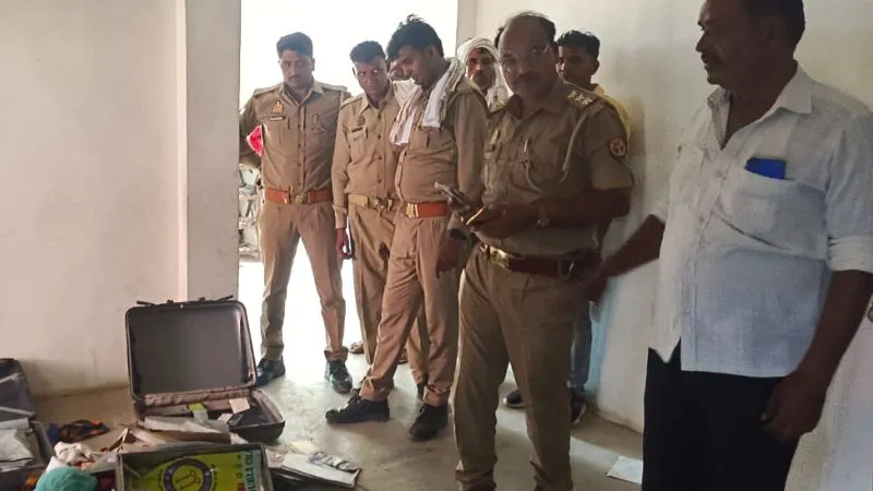 Auraiya News : चोरों ने रिटायर्ड पीएसी कर्मी के सूने घर को बनाया निशाना, लाखों के नकदी, जेवरात किए पार