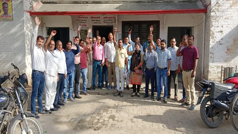 अयोध्या: पुरानी पेंशन बहाली को लेकर 24 कर्मचारी संघों ने भरी हुंकार