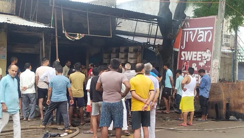 अयोध्या: शार्ट सर्किट से बेकरी शाप में लगी आग, लाखों का नुकसान