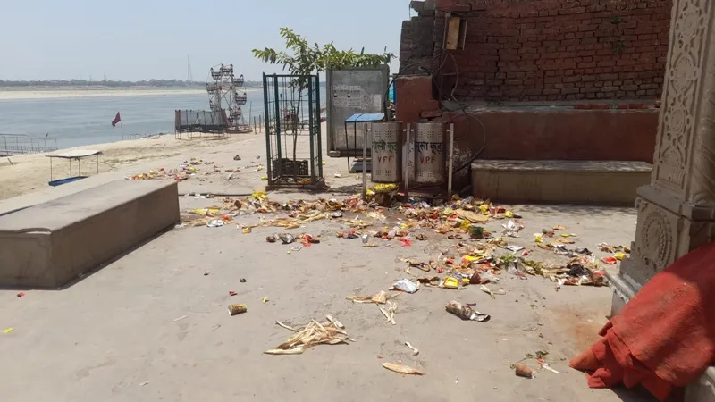 वाराणसी: जहां पीएम मोदी ने फावड़ा चलाकर दिया था  स्वच्छता का संदेश, आज वहीं फैला है कूड़ा