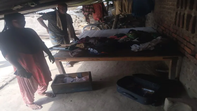 बहराइच: सेंध लगाकर मकान में घुसे चोर, हजारों का माल किया पार, ताबड़तोड़ चोरियों से दहशत में लोग