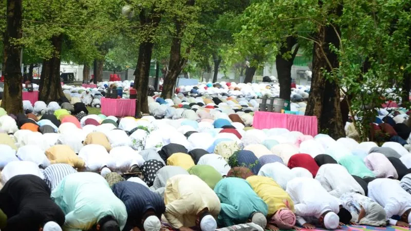 Bakrid 2023 : कानपुर की ईदगाहों व मस्जिदों में अदा की नमाज, पुलिस-प्रशासन के साथ PAC के जवान रहें तैनात