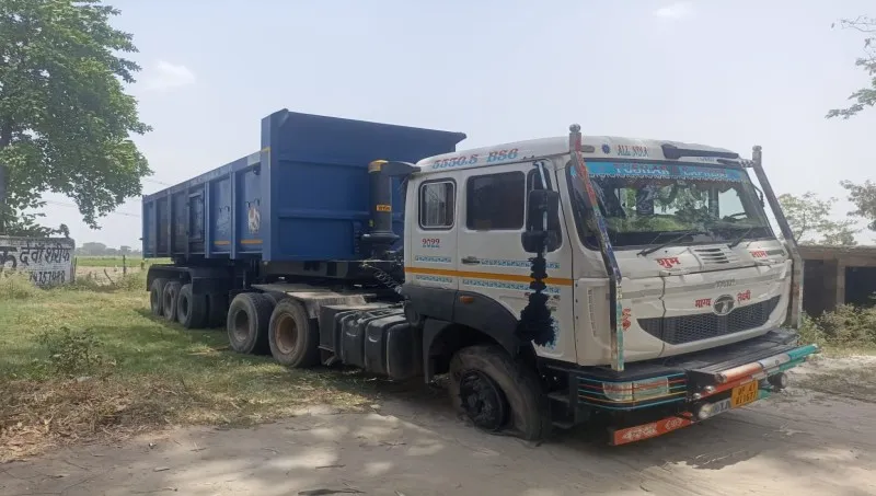 बाराबंकी: हाई टेंशन लाइन की चपेट में आया ट्रक, चालक की मौत, खलासी झुलसा