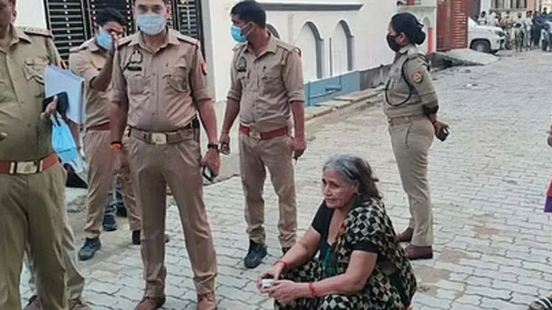 बाराबंकी: नाती के दस दिन पुराने शव के साथ रह रही थी बुजुर्ग, घर का नजारा देख दंग रह गई पुलिस