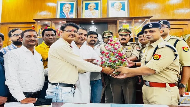लखनऊ: ज्वेलर्स को धमकाने वाले आरोपितों को गिरफ्तार करने पर व्यापारियों ने पुलिस टीम को किया सम्मानित