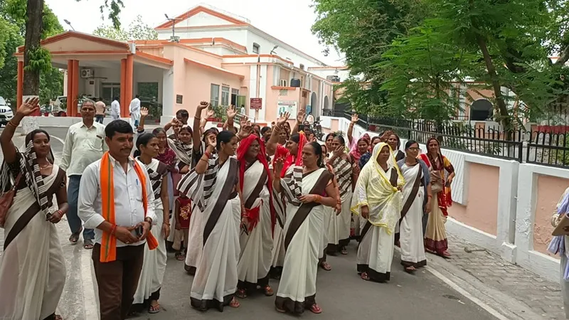 बहराइच: मानदेय न मिलने से नाराज आशा बहुओं ने डीएम कार्यालय के सामने किया प्रदर्शन, सौंपा ज्ञापन