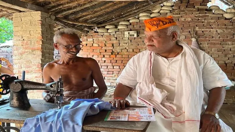अयोध्या: मतदाताओं से अनोखे अंदाज में मिले सांसद, बोले - विकास के लिए सरकार कटिबद्ध 