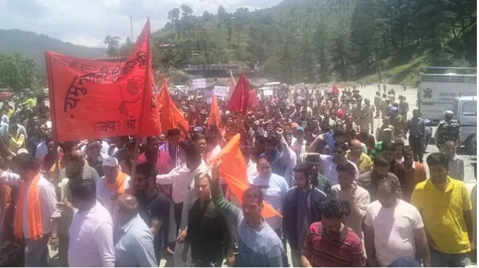 उत्तरकाशी: नाबालिग को भागने के मामले में प्रदर्शनकारी उतरे सड़क पर, पुलिस की हालत खराब 