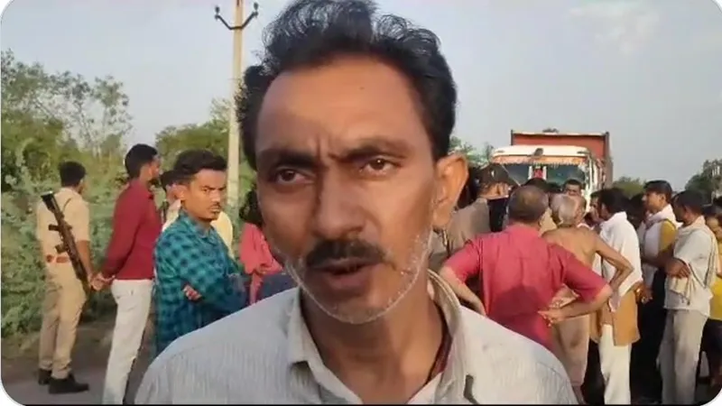 बांदा: शौच जा रहे बालक की डंफर से कुचलकर दर्दनाक मौत, ग्रामीणों ने शव रखकर लगाया जाम