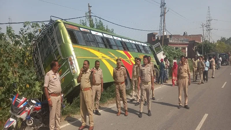 संभल: अनियंत्रित होकर खाई में गिरी सवारियों से भरी बस, कई लोग घायल