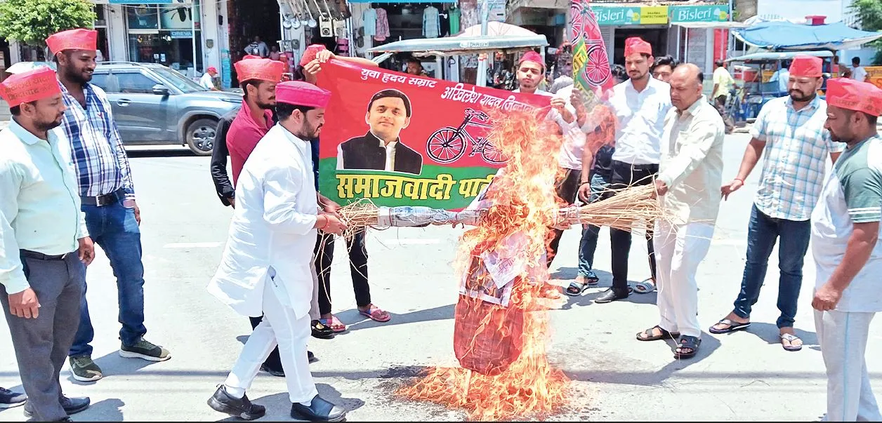 बाजपुरः 'आदिपुरुष' फिल्म के प्रसारण पर रोक लगाने की मांग, मुंतशिर का पुतला दहन कर किया प्रदर्शन
