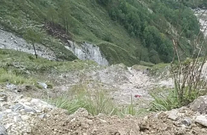 Road Accident: उत्तराखंड में बड़ा सड़क हादसा, 500 मीटर गहरी खाई में गिरी बोलेरो, 09 लोगों की मौत, दो घायल 