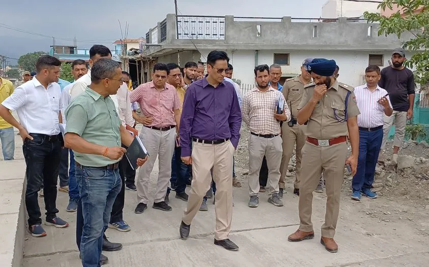 हल्द्वानीः कमिश्नर ने किया एसबीआई नहर कवरिंग का दौरा, मानसून से पहले काम पूरा करने के दिये निर्देश