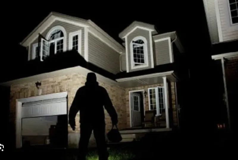 हल्द्वानी: दुकान की दीवार काटी, घर की खिड़की तोड़कर उड़ाया लाखों का माल