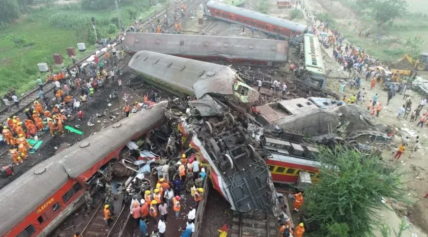 सेना की टुकड़ियां ट्रेन दुर्घटना स्थल पर, राहत और बचाव कार्य में जुटे वायुसेना के विमान 