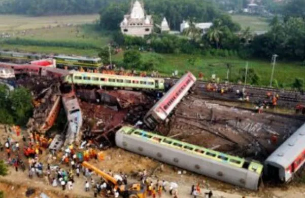 श्रम मंत्री संतोष लाड के नेतृत्व में कर्नाटक की टीम ओडिशा रेल दुर्घटनास्थल पर पहुंची