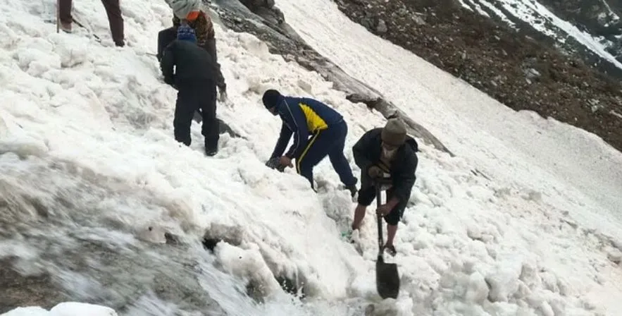 Hemkund Sahib Yatra: ग्लेशियर खिसकने से यात्रा मार्ग बंद, एक महिला श्रद्धालु का शव बरामद