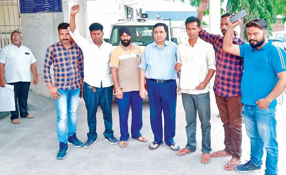 Gadarpur News: जलभराव होने से ग्रामीण परेशान, रजिस्ट्रार कानूनगो को सौंपा ज्ञापन, कार्रवाई न होने पर प्रदर्शन की चेतावनी