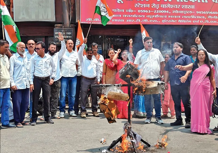 Tanakpur News: चिकित्सकों के स्थानांतरण व दवा नहीं मिलने पर फूंका पुतला, दवा नहीं मिलने का आरोप