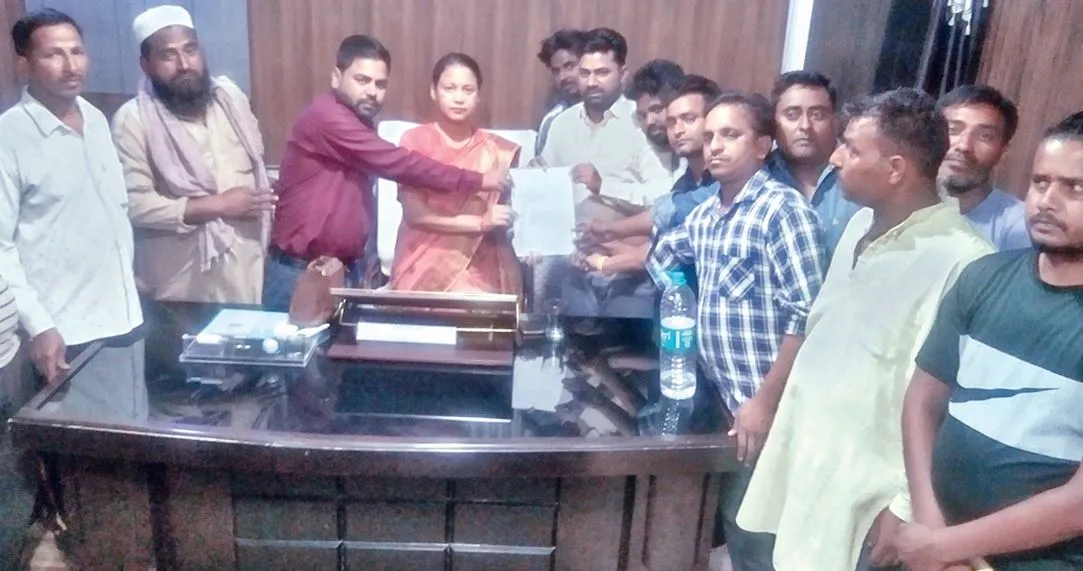 Khatima News: फड़ व्यवसायियों ने किया पालिकाध्यक्ष व ईओ का घेराव, पांच गुना तहबाजारी बढ़ाने पर भड़के व्यापारी 