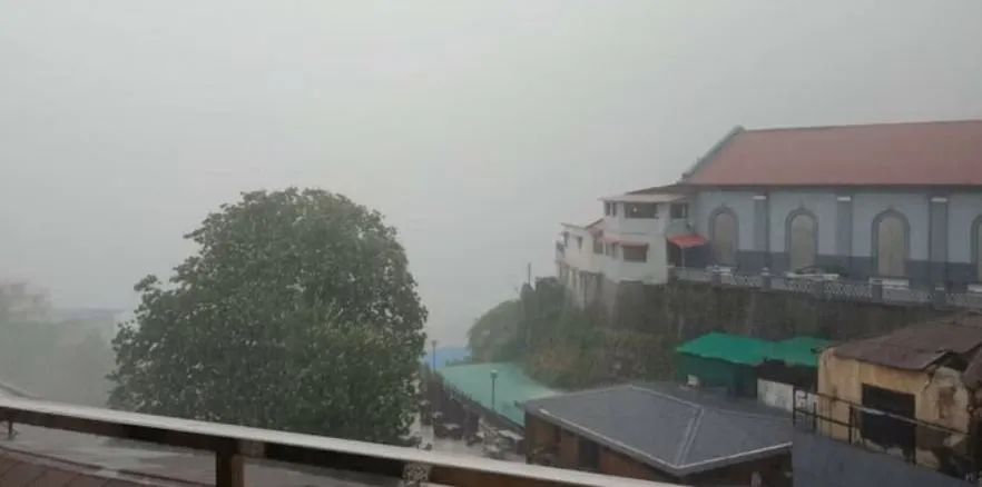 Uttarakhand Weather News: सात जिलों में बारिश व ओलावृष्टि का ऑरेंज अलर्ट जारी, 70 किमी प्रति घंटे की रफ्तार से चलेंगी हवाएं