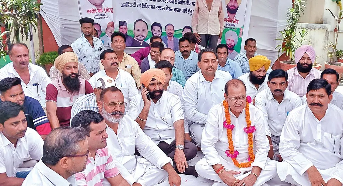 बाजपुरः चीनी मिल की सह-इकाई को लीज पर देने के विरोध में धरना-प्रदर्शन