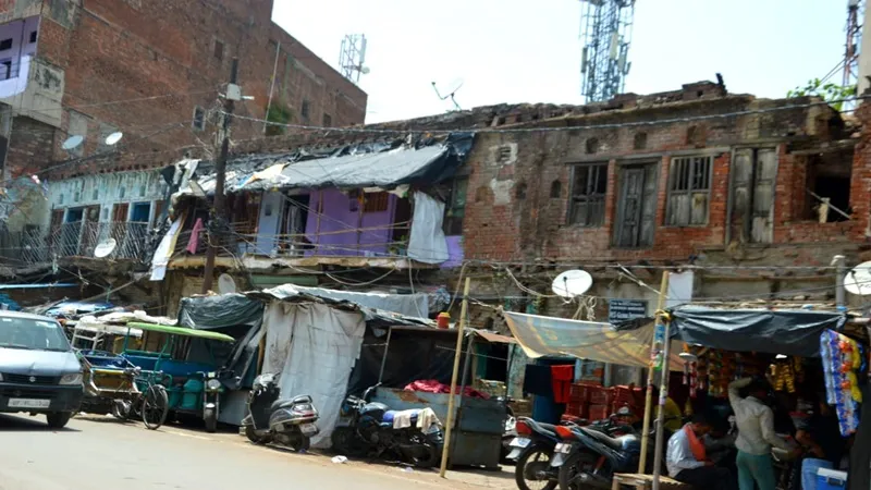 Kanpur News: साहब! मेरा घर गिरा दो, बारिश में यह हमें मार डालेगा