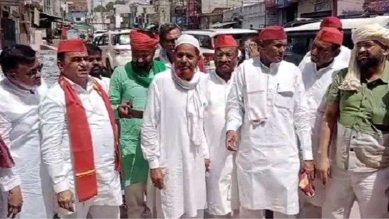 Chitrakoot: विधानसभा में उठाया जाएगा फराज के घर के हिस्से को गिराने का मामला, सपा विधायक मनोज पांडेय ने दिया आश्वासन