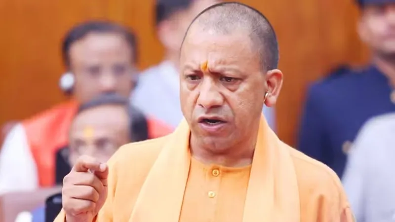 जनता दर्शन में अफसरों से बोले सीएम योगी- प्राथमिकता के आधार पर बनायें जरूरतमंदों के आयुष्मान कार्ड