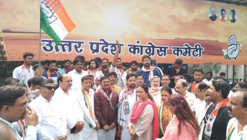 लखनऊ: बसपा के मंडल प्रभारी और छात्र नेता समेत सैकड़ों लोगों ने ली कांग्रेस की सदस्यता