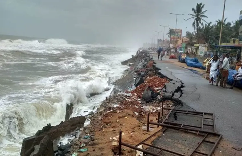Biparjoy Cyclone: गुजरात में छोड़ गया तबाही के निशान, 719 मकानों को पहुंचा नुकसान, राजस्थान के कई इलाकों में बारिश