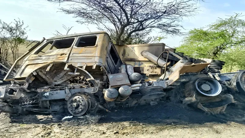 बांदा: पलटने के बाद धू-धू कर जल उठा डंपर, चालक की जलकर मौत, अमेठी का रहने वाला था मृतक