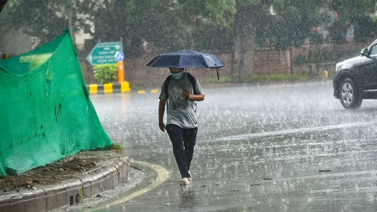 दिल्ली में मौसम ने बदला मिजाज, बारिश से लोगों को मिली गर्मी से राहत