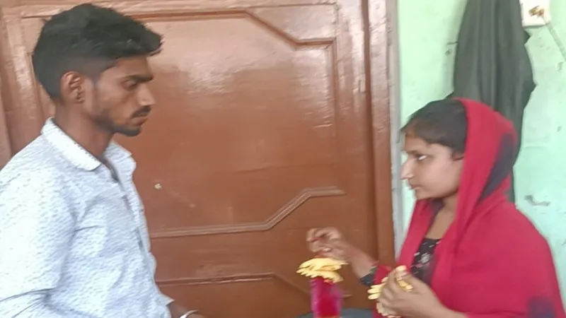 रामपुर: शादी से मुकरा युवक तो चौकी पहुंची युवती, रस्म रिवाज के मुताबिक मंदिर में हुई शादी  