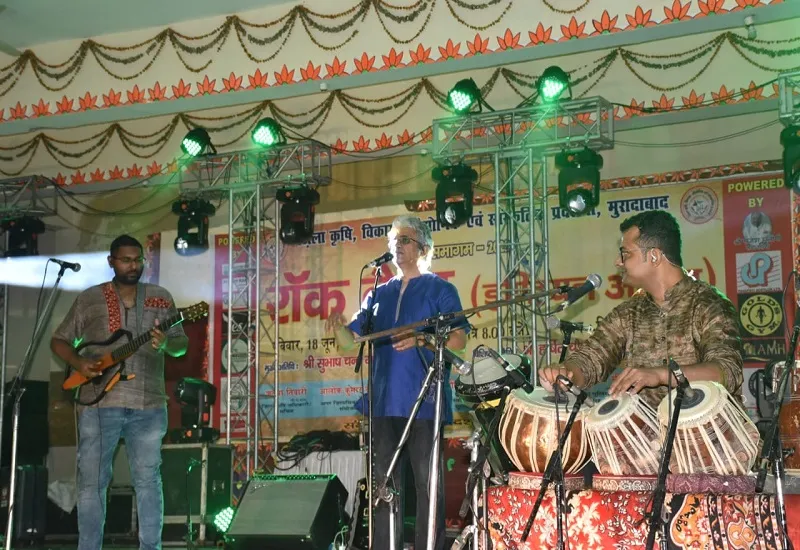 मुरादाबाद : तू किसी रेल सी गुजरती, मैं पुल सा थरथराता हूं...सिंगर राहुल ने किया रोमांचित