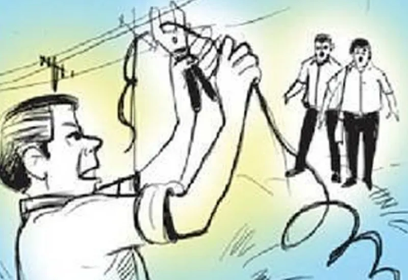रामपुर: बिजली चेकिंग करने गई टीम पर ग्रामीण ने बोला तलवार से हमला, मचा हड़कंप