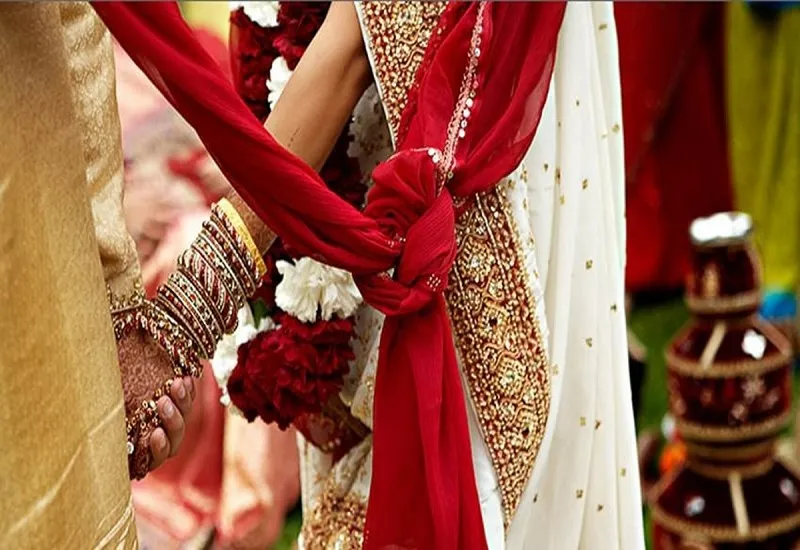 मुरादाबाद : अब शादी का कार्ड दिखाकर मिलेगी अनुदान धनराशि, दिव्यांगजनों को अधिकारी-कर्मचारी दे रहे नये नियम की जानकारी