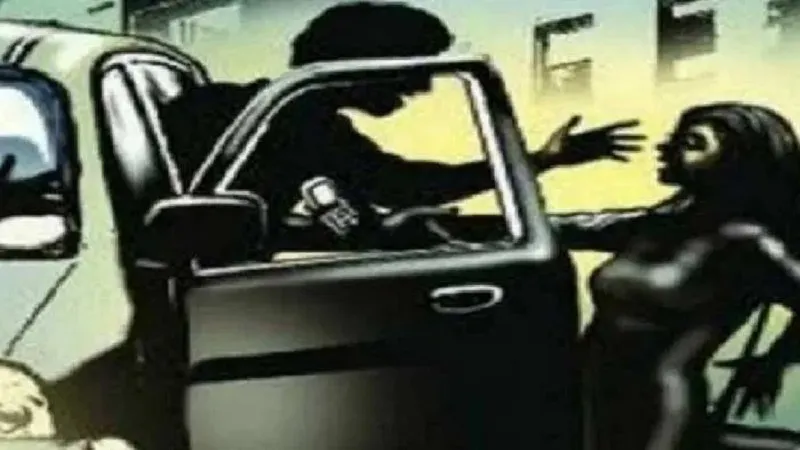 अमरोहा : चलती कार में युवती से दुष्कर्म, दोस्त की मदद से दो दिन तक बनाया बंधक 